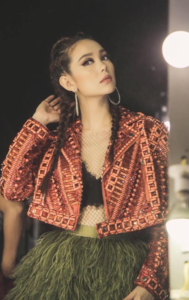 Bi quyet mac ao luoi khong ho hang cua Minh Hang hinh anh 4