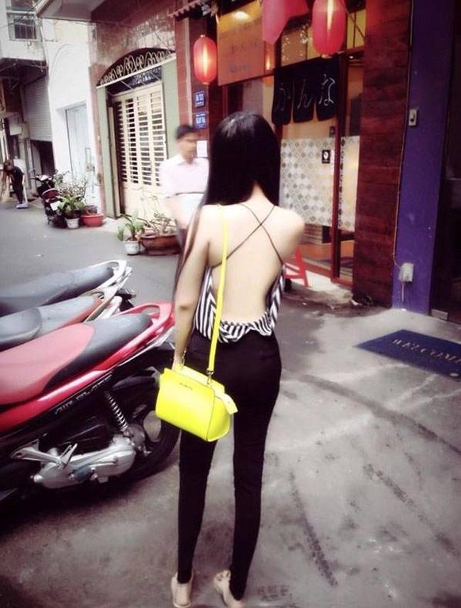 Hot girl Sài thành vô tư diện áo khoe lưng trần ra phố giữa ban ngày