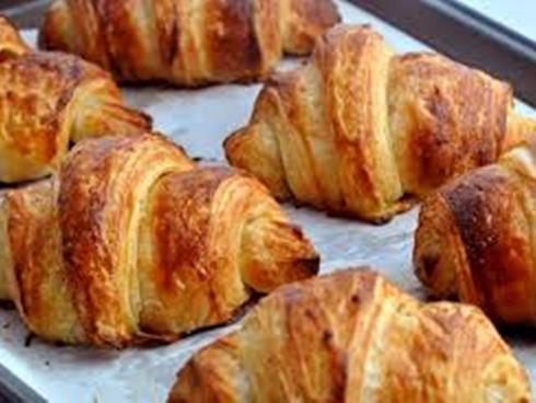 Bánh sừng bò California đặc biệt kèm với nhân sushi