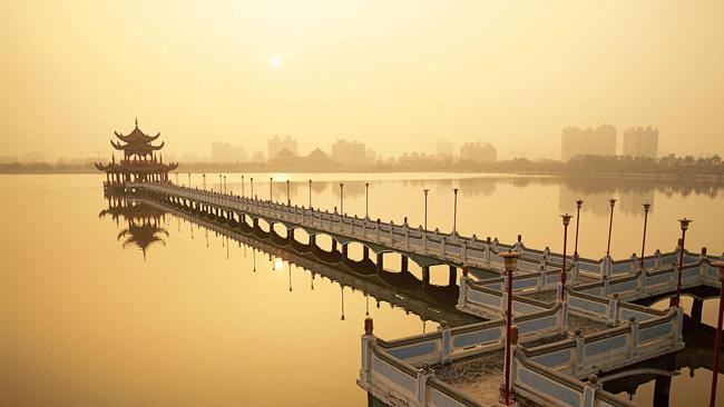 Quay người nhìn lại, liền thấy một công tử nho nhã, chính là Hứa Tiên.