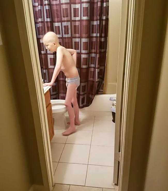 Bức ảnh bé trai 10 tuổi đau đớn chiến đấu với ung thư khiến nhiều người rơi nước mắt - Ảnh 1.