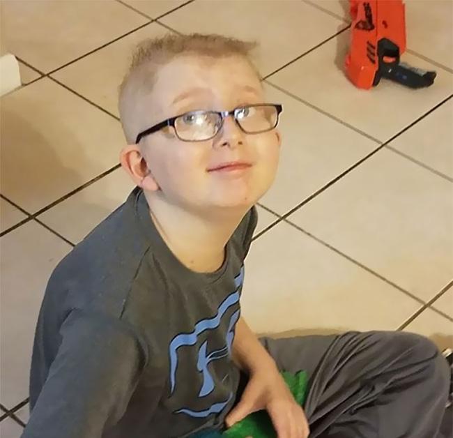 Bức ảnh bé trai 10 tuổi đau đớn chiến đấu với ung thư khiến nhiều người rơi nước mắt - Ảnh 3.