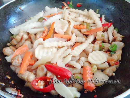 Lanh the nay thuong thuc thit ba chi xao dua mon thi con gi bang