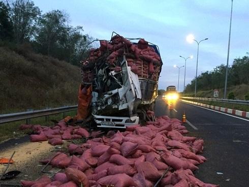 Xe tải đâm nhau trên cao tốc, 2 tài xế bị thương nặng