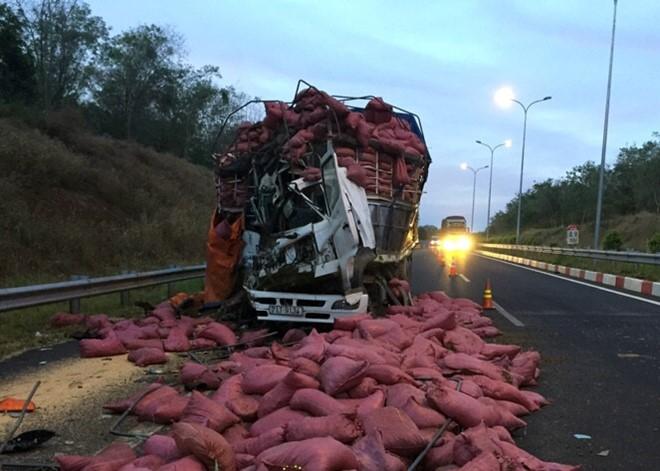 Xe tai dam nhau tren cao toc, 2 tai xe bi thuong nang hinh anh 1