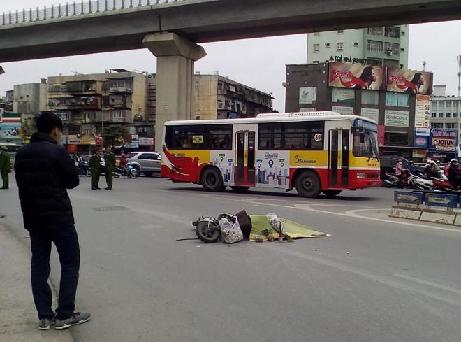 Nu sinh tren xe may dien tu nan duoi banh oto tron betong hinh anh 1
