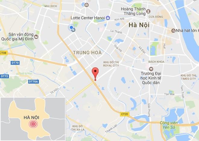 Nu sinh tren xe may dien tu nan duoi banh oto tron betong hinh anh 2