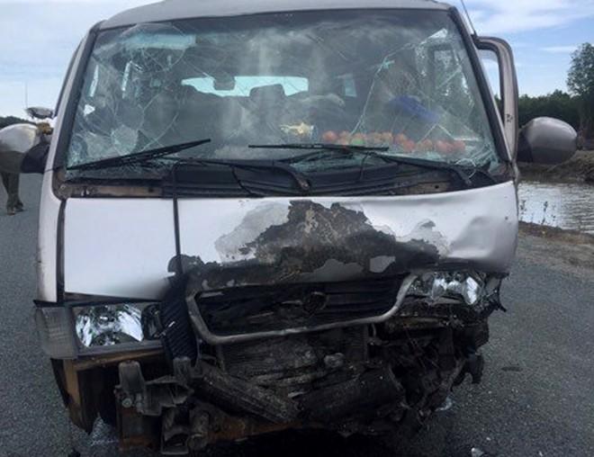 Tranh xe lu, 2 oto dam nhau khien 11 nguoi thuong vong hinh anh 2