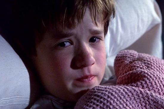 Trong The Sixth Sense, Haley Joel Osment vào vai Cole Sear, một đứa trẻ có thể nhìn thấy hồn ma. Vai diễn này cũng từng đem về cho anh một đề cử Oscar.