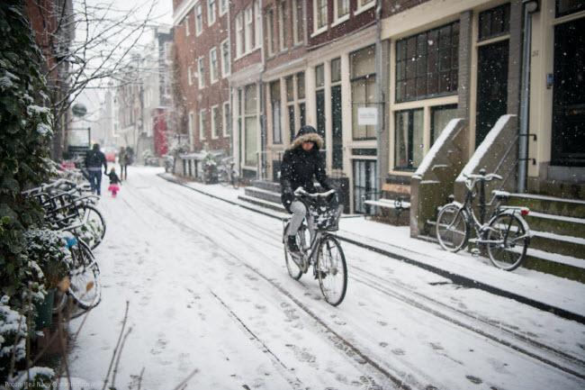 Khung cảnh mùa đông trắng ở thành phố Amsterdam.