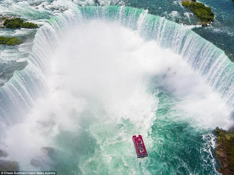 Du thuyền nổi tiếng Maid of the Mist đang trên hành trình xuyên qua thác Móng Ngựa nằm giữa biên giới Mỹ và Canada. Những bức ảnh dưới ống kính của Guttman cho thấy hình ảnh nước Mỹ rất khác biệt. Anh nổi tiếng trên Instagram với hơn 45.000 người theo dõi.