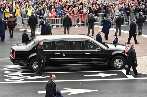 Limousine bọc thép chống đạn của Tổng thống Donald Trump tiếp tục lộ diện - Ảnh 1.