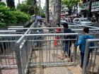 Rào chắn vỉa hè như chuồng thú ở Sài Gòn