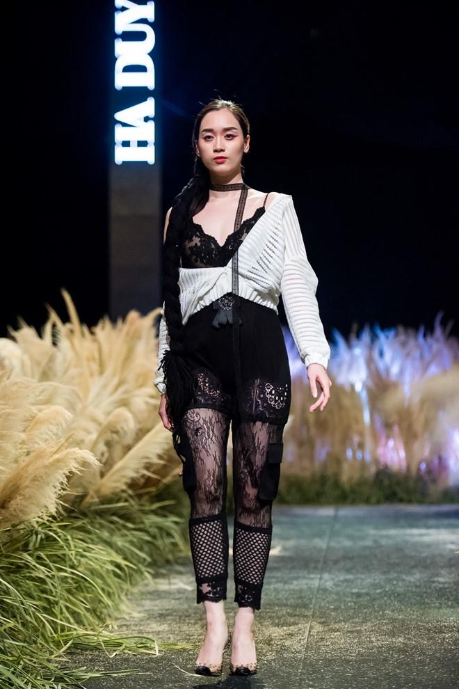 Hong Que thua can tren san dien thoi trang VN thu dong 2017 hinh anh 8