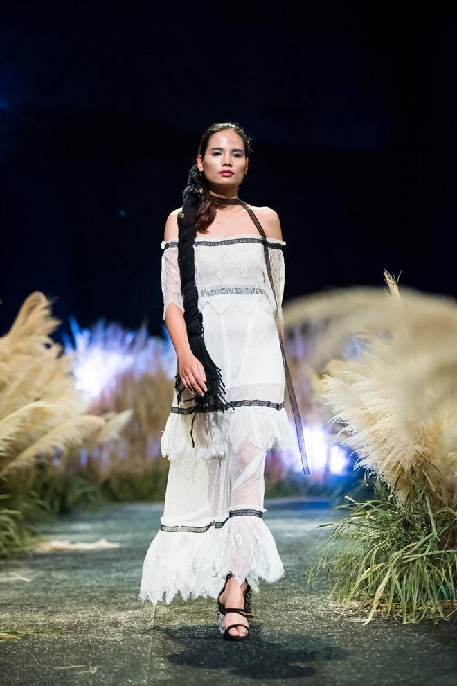 Hong Que thua can tren san dien thoi trang VN thu dong 2017 hinh anh 7