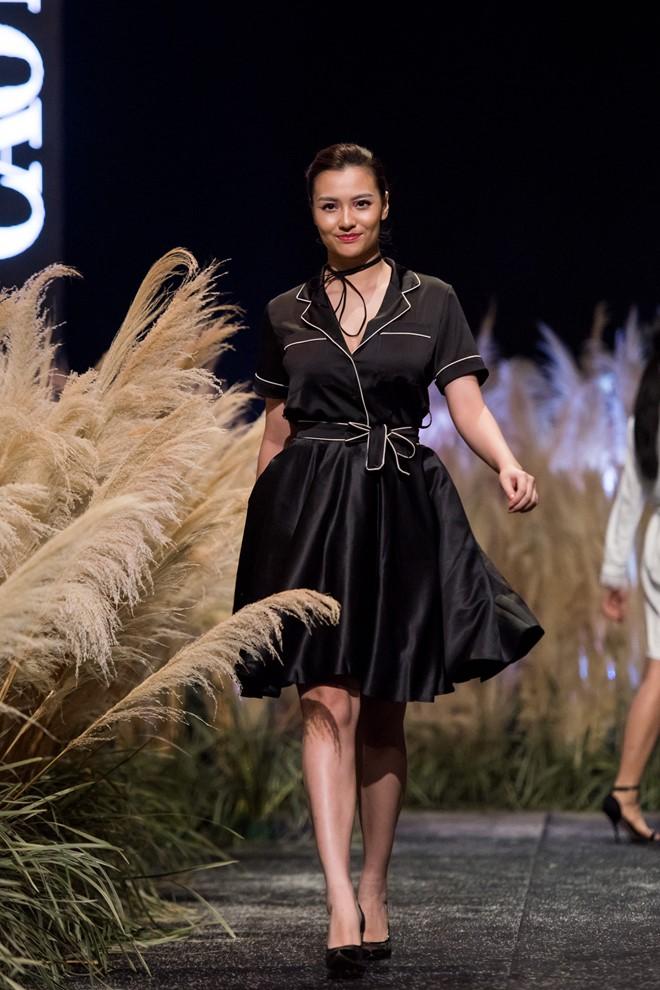 Hong Que thua can tren san dien thoi trang VN thu dong 2017 hinh anh 1