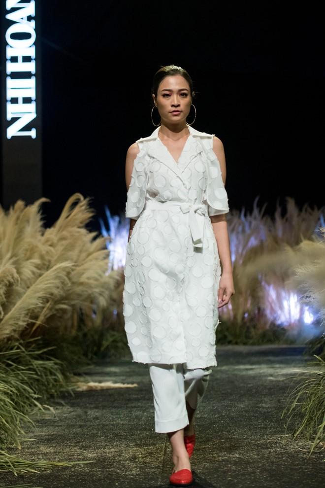 Hong Que thua can tren san dien thoi trang VN thu dong 2017 hinh anh 14