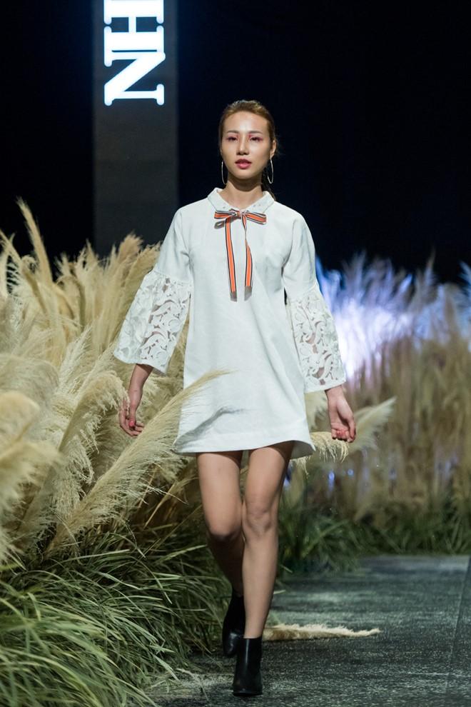 Hong Que thua can tren san dien thoi trang VN thu dong 2017 hinh anh 13