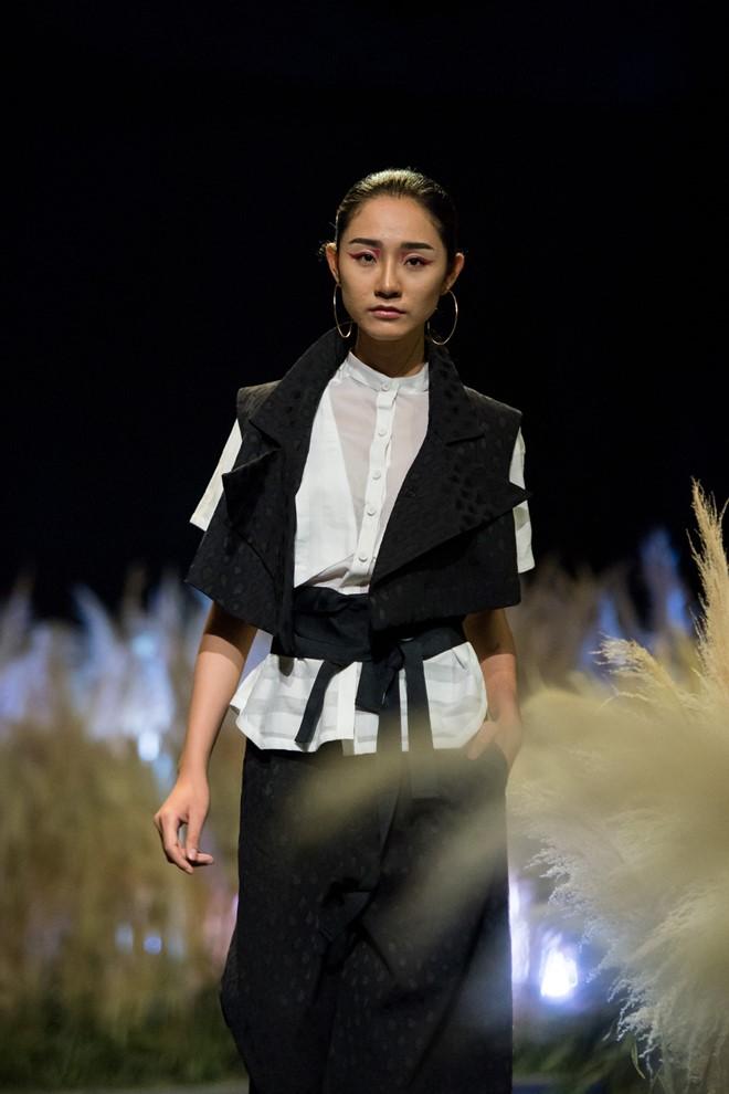 Hong Que thua can tren san dien thoi trang VN thu dong 2017 hinh anh 12