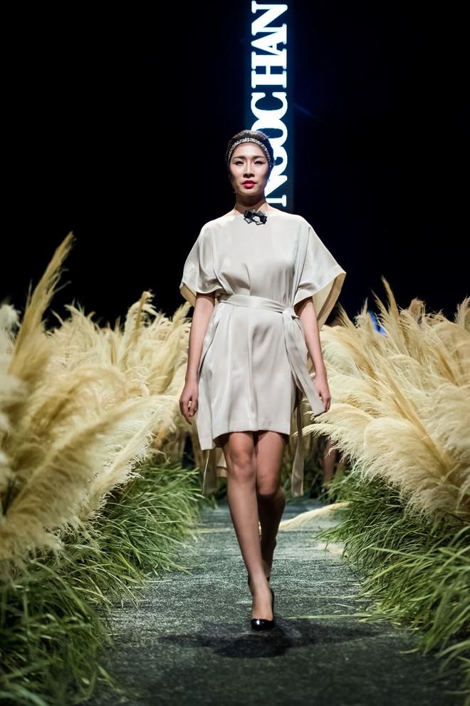 Hong Que thua can tren san dien thoi trang VN thu dong 2017 hinh anh 10