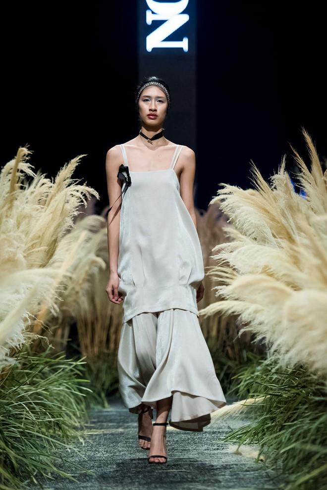 Hong Que thua can tren san dien thoi trang VN thu dong 2017 hinh anh 9