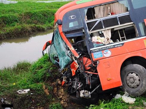 Tai nạn liên hoàn, xe khách chở 20 người văng xuống ruộng