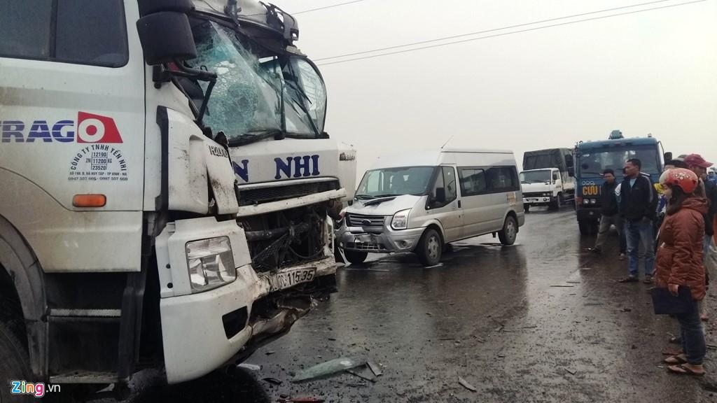 Tai nan lien hoan, xe khach cho 20 nguoi vang xuong ruong hinh anh 4