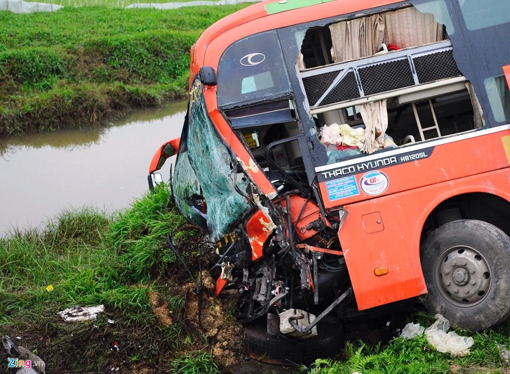 Tai nan lien hoan, xe khach cho 20 nguoi vang xuong ruong hinh anh 5