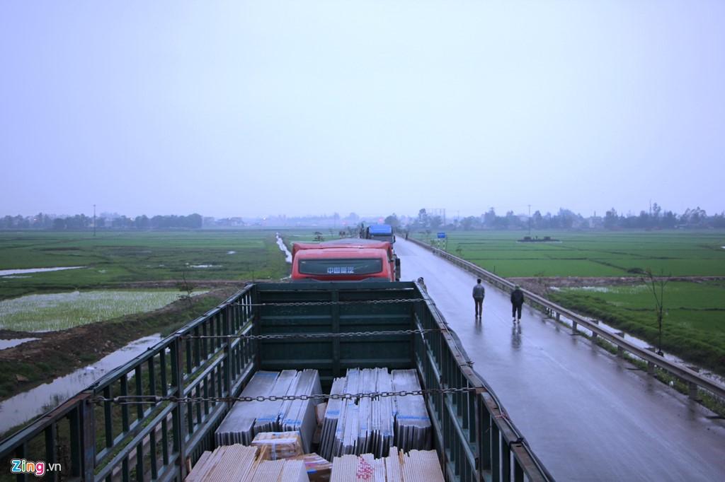 Tai nan lien hoan, xe khach cho 20 nguoi vang xuong ruong hinh anh 7