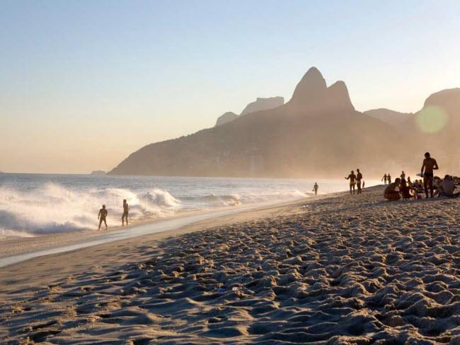 Rio de Janeiro, Brazil: Trước khi World Cup 2014 và Olympic 2016 diễn ra, các ngôi sao như Madonna, Gerard Butler, Penelope Cruz và Javier Bardem đã tới bãi biển Ipanema ở Rio de Janeiro để thư giãn. Nơi đây được coi là thiên đường nhiệt đới với bãi tắm đẹp và lễ hội Carnival sôi động.