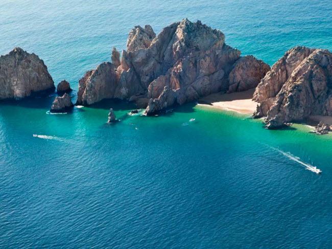 Cabo San Lucas, Mexico: Chỉ cách thành phố Los Angeles 2 giờ bay, thành phố nghỉ dưỡng Cabo San Lucas trở thành điểm dừng chân dành cho các ngôi sao Hollywood như Jennifer Aniston, Cameron Diaz, Ryan Seacrest và Julia Roberts.