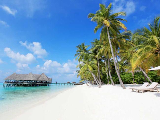 Maldives: Đảo quốc nằm gần Sri Lanka ở Ấn Độ Dương là địa điểm nghỉ dưỡng ưa thích của các ngôi sao nổi tiếng như Eva Longoria, Penelope Cruz, Kate Moss và Jude Law. Nơi đây hấp dẫn với nước biển ấm và bãi cát trắng hoang sơ.