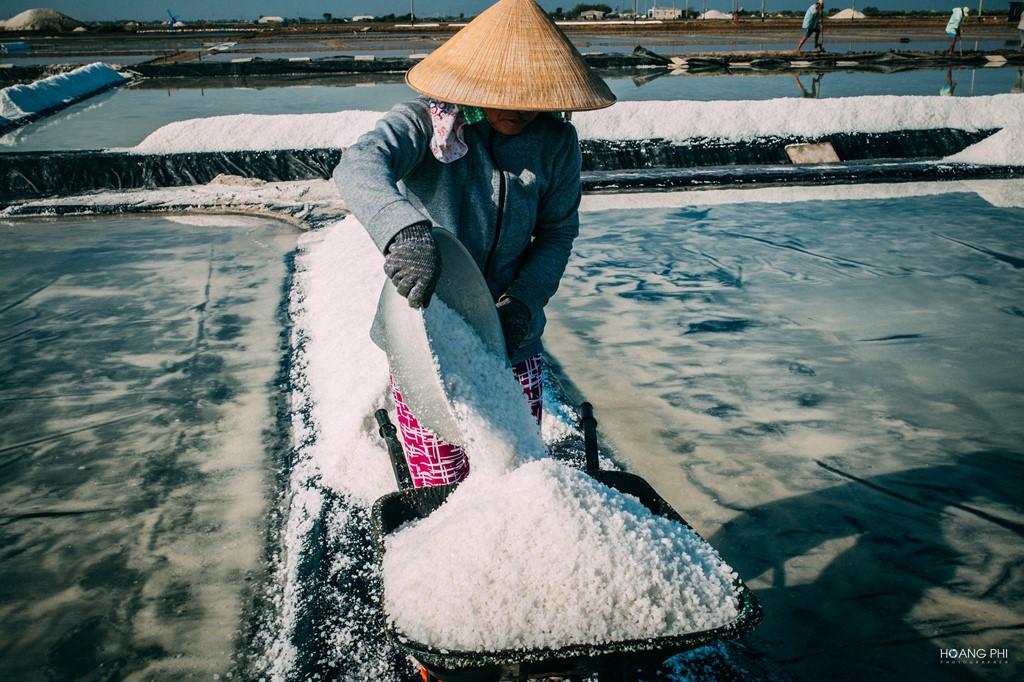 Nghề muối vất vả là thế, nhưng ngày nào cũng vậy, khi bình minh lên, những người dân nơi đây lại ra ruộng làm việc.