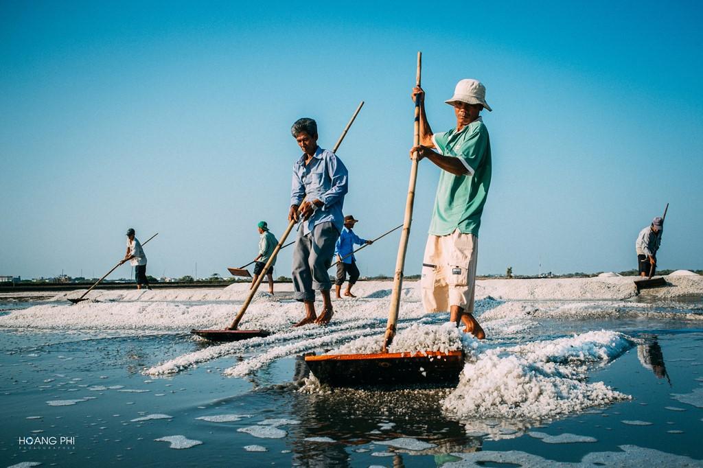 Diêm dân phải làm việc cường độ cao dưới ánh mặt trời, vì có nắng mới làm được muối, và mất trắng nếu trời đổ mưa.