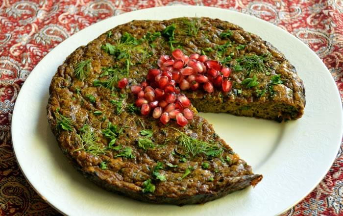 Iran: Kookoo là dạng ommelette bao gồm hỗn hợp trứng với các loại thảo dược nói cùng với quả óc chó. Trứng nướng đến khi căng phồng là có thể dùng được. Để món ăn thêm hấp dẫn, người chế biến có thể dùng hỗn hợp mùi tây, mùi, hành đảo qua với dầu ô liu trên chảo nóng cho vào khay trứng nướng.