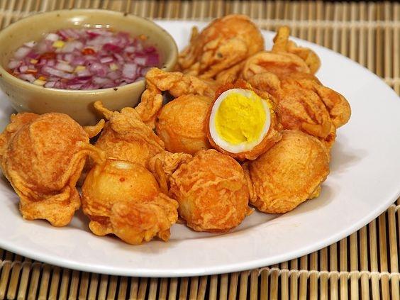 Phillipines: Kwek-Kwek là một trong những món ăn đường phố của Phillipines. Nó được làm bằng cách phủ lớp bột lên trứng gà luộc rồi sau đó chiên ngập dầu cho đến khi có màu vàng nâu. Ngoài trứng gà thì trứng cút cũng được sử dụng phổ biến trong món này.