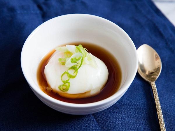 Nhật Bản: Onsen tamago là trứng nấu ở nhiệt độ thấp trong thời gian dài đến khi lòng đỏ đặc sệt. Người ta thường ăn trứng trong một bát nhỏ kèm nước tương.