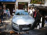 Ô tô Audi của hoa hậu Thu Hoài bị niêm phong đưa về phường do lấn chiếm vỉa hè Sài Gòn