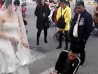 Cảnh tượng thật như đùa: Cô dâu dùng xích sắt kéo chú rể về nhà tổ chức hôn lễ