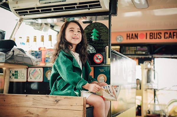 co be 6 tuoi co guong mat xinh nhu hoa hau hinh anh 9