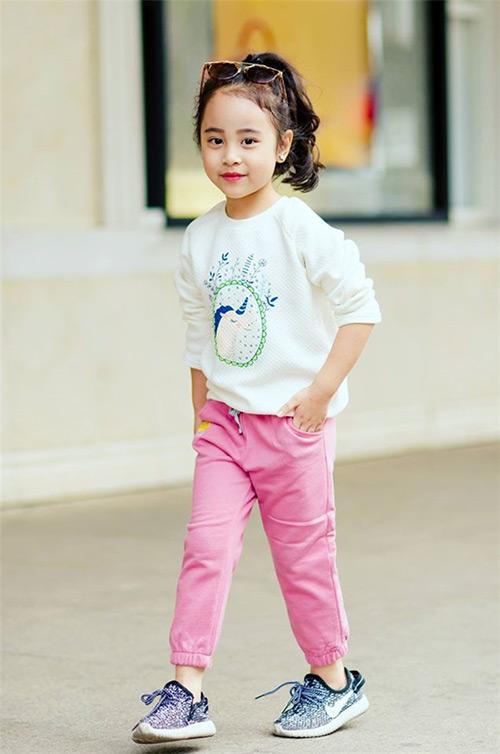 co be 6 tuoi co guong mat xinh nhu hoa hau hinh anh 10