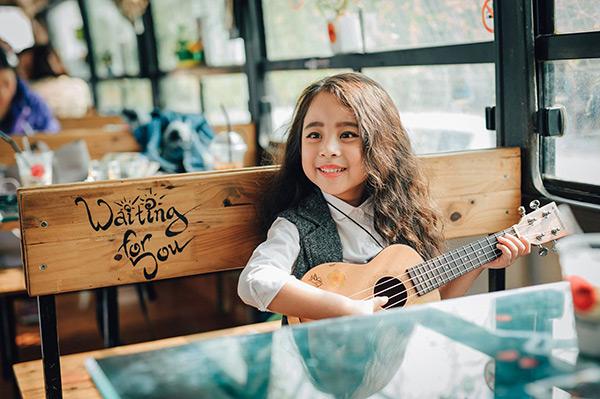 co be 6 tuoi co guong mat xinh nhu hoa hau hinh anh 3