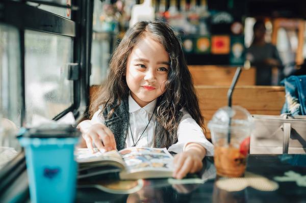 co be 6 tuoi co guong mat xinh nhu hoa hau hinh anh 5