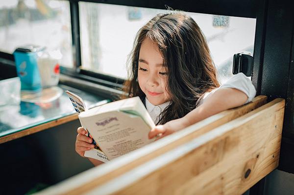 co be 6 tuoi co guong mat xinh nhu hoa hau hinh anh 4