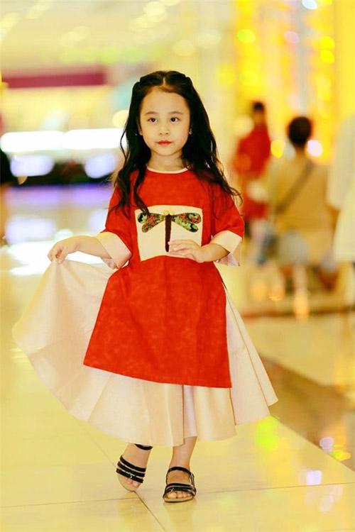 co be 6 tuoi co guong mat xinh nhu hoa hau hinh anh 14