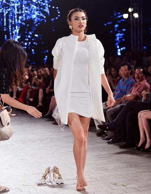 3 kiểu tai nạn dễ gặp của mẫu Việt trên sàn catwalk - 3