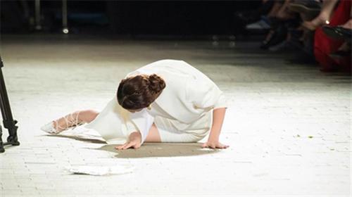 3 kiểu tai nạn dễ gặp của mẫu Việt trên sàn catwalk - 2