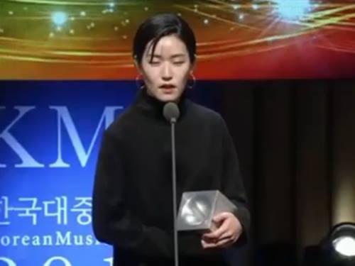 Clip: Nghệ sỹ Hàn bán cúp ngay khi vừa nhận trên sân khấu để trả tiền thuê nhà