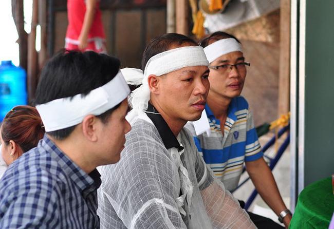 Chồng ngã quỵ khi vợ sắp sinh, con gái chết dưới bánh xe tải - Ảnh 1.