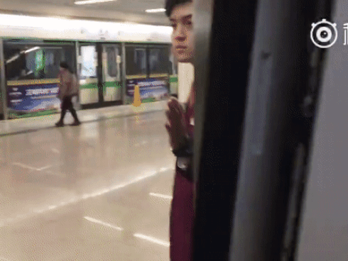 Chỉ cần 1giây cười mỉm, soái ca tàu điện ngầm cũng khiến cư dân mạng Trung Quốc sôi sục